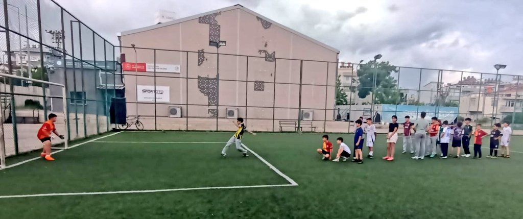 MevlutOzen07's tweet photo. #GençlikHaftası Etkinlikleri kapsamında; #Futbol Etkinliği (penaltı atma yarışması) gerçekleştirdik. ⚽️ ⚽️
Dereceye girenlere ödüllerini takdim ettik. 
Antrenörümüz ve sporcularımızı tebrik ederim.

📍Serik Gençlik ve Spor İlçe Müdürlüğü 

@OA_BAK
@kemalcelik007
@drcemalsahin https://t.co/bnnRd50CZG