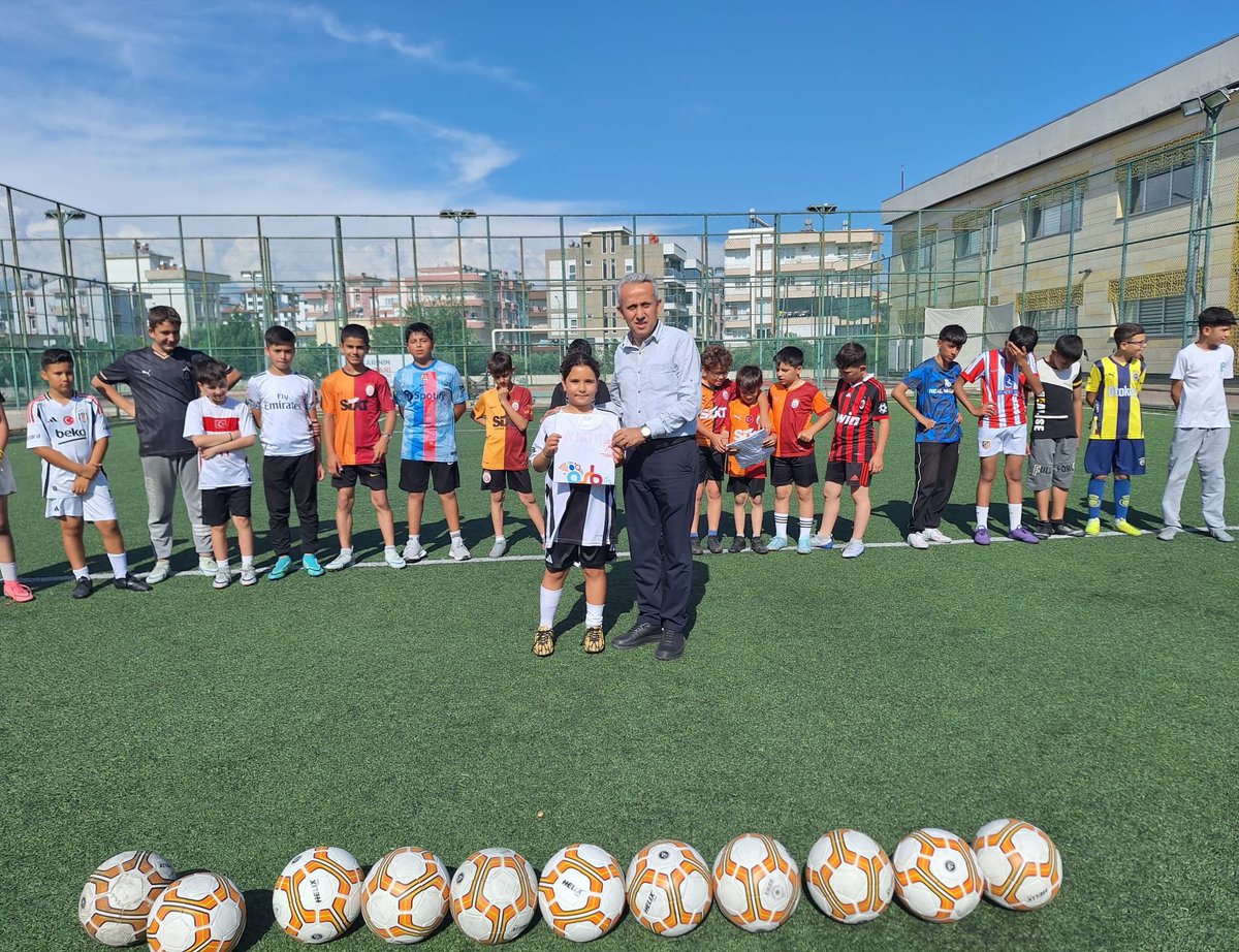 MevlutOzen07's tweet photo. #GençlikHaftası Etkinlikleri kapsamında; #Futbol Etkinliği (penaltı atma yarışması) gerçekleştirdik. ⚽️ ⚽️
Dereceye girenlere ödüllerini takdim ettik. 
Antrenörümüz ve sporcularımızı tebrik ederim.

📍Serik Gençlik ve Spor İlçe Müdürlüğü 

@OA_BAK
@kemalcelik007
@drcemalsahin https://t.co/bnnRd50CZG
