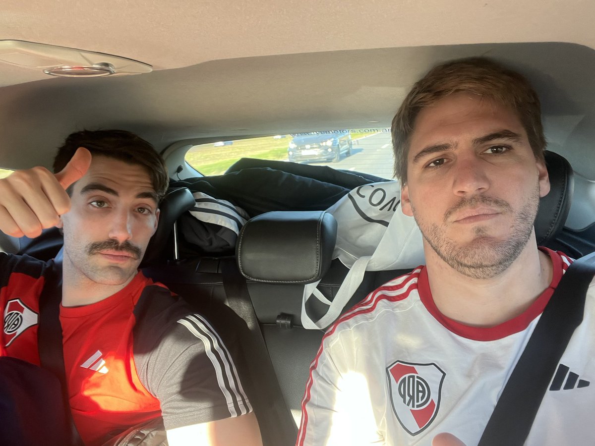 diega94's tweet photo. Lo único que me faltaba coincidir en el auto con el boludo de @juanba96 https://t.co/xgJ6aW2eO9