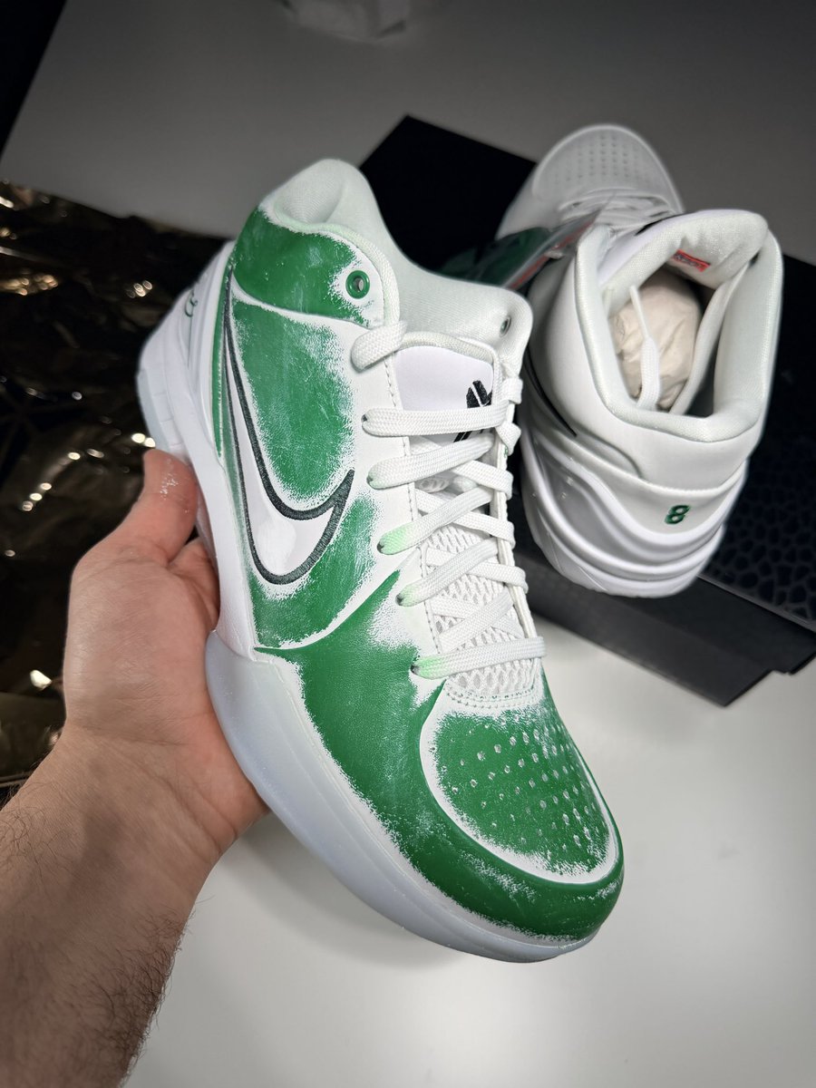 houseofheat's tweet photo. First look at the Nike Kobe 4 Draft Day Pack in the ‘Milwaukee Bucks’ colorway with the upper worn away 👀 https://t.co/RmGXw3rxnX