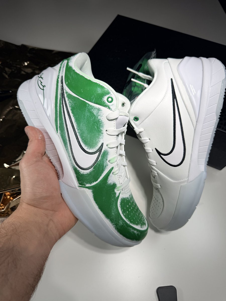 houseofheat's tweet photo. First look at the Nike Kobe 4 Draft Day Pack in the ‘Milwaukee Bucks’ colorway with the upper worn away 👀 https://t.co/RmGXw3rxnX
