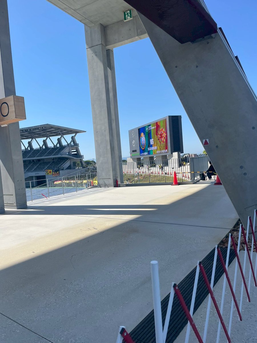 yellowwalls_12's tweet photo. アウェイでの滋賀戦の応援お疲れ様でした。結果は1-0での敗戦。ゴールまであと一歩のところまで迫るも得点を奪うことができず。逆に後半ATに痛恨の失点。今季昇格を果たした滋賀にシーズンダブルとなりました。百年構想リーグも残り1試合。最終戦は何としても勝利を掴みとろう。
#ギラヴァンツ北九州 https://t.co/x9w5a7vXuK