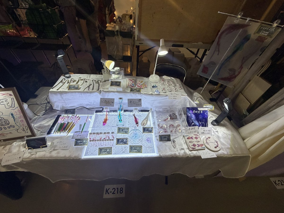 Hisui0611th's tweet photo. 今日も元気に開催中です！
透明標本見に来てください！
シラスやワカサギ、アジ、イワシがお待ちしております！
K-218 西4階 暗いエリア

#デザフェス６３お品書き 
#デザフェス６３ 
#デザフェス https://t.co/NCgfOQHJ3Y
