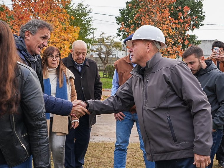 DiegoPerrella's tweet photo. Junto a @gkatopodis y Lorena Silva recorrimos la obra de la Casa de la Provincia de #Lezama, un espacio que reunirá trámites administrativos, atención de salud y servicios previsionales en un mismo lugar.

Seguimos construyendo un Estado más cercano y al servicio de la comunidad. https://t.co/7KUspfptGY