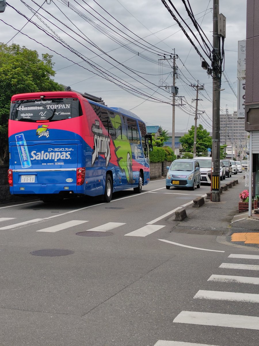 FOTO1018's tweet photo. 選手バスに遭遇👍🏐 https://t.co/5UVqLUNG9c