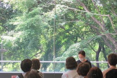 kuma_lib's tweet photo. 【報告】5月20日（水）14時より「大人のおはなし会」を開催しました📖くまもと文学・歴史館で開催中の「来熊130年記念漱石とその時代」にあわせた企画で、夏目漱石の『夢十夜』の朗読を行いました。新緑を眺めながら穏やかでゆったりとしたひとときとなりました。📷by子ども図書室 https://t.co/ln9fs03bex