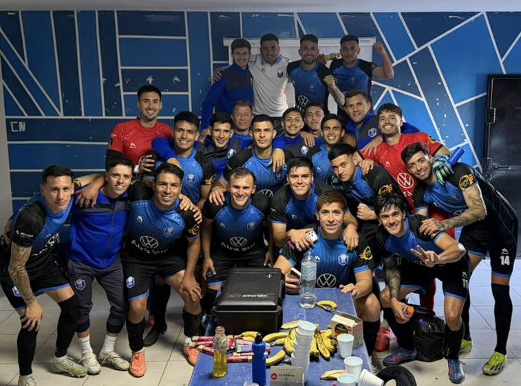 ClubCdBolivarOF's tweet photo. #PrimeraNacional⚽️ 

🤳 Selfie de Líder !!

⬆️ Seguimos ….

🔵#VamosCele🩵 https://t.co/YNVUy9FYYV