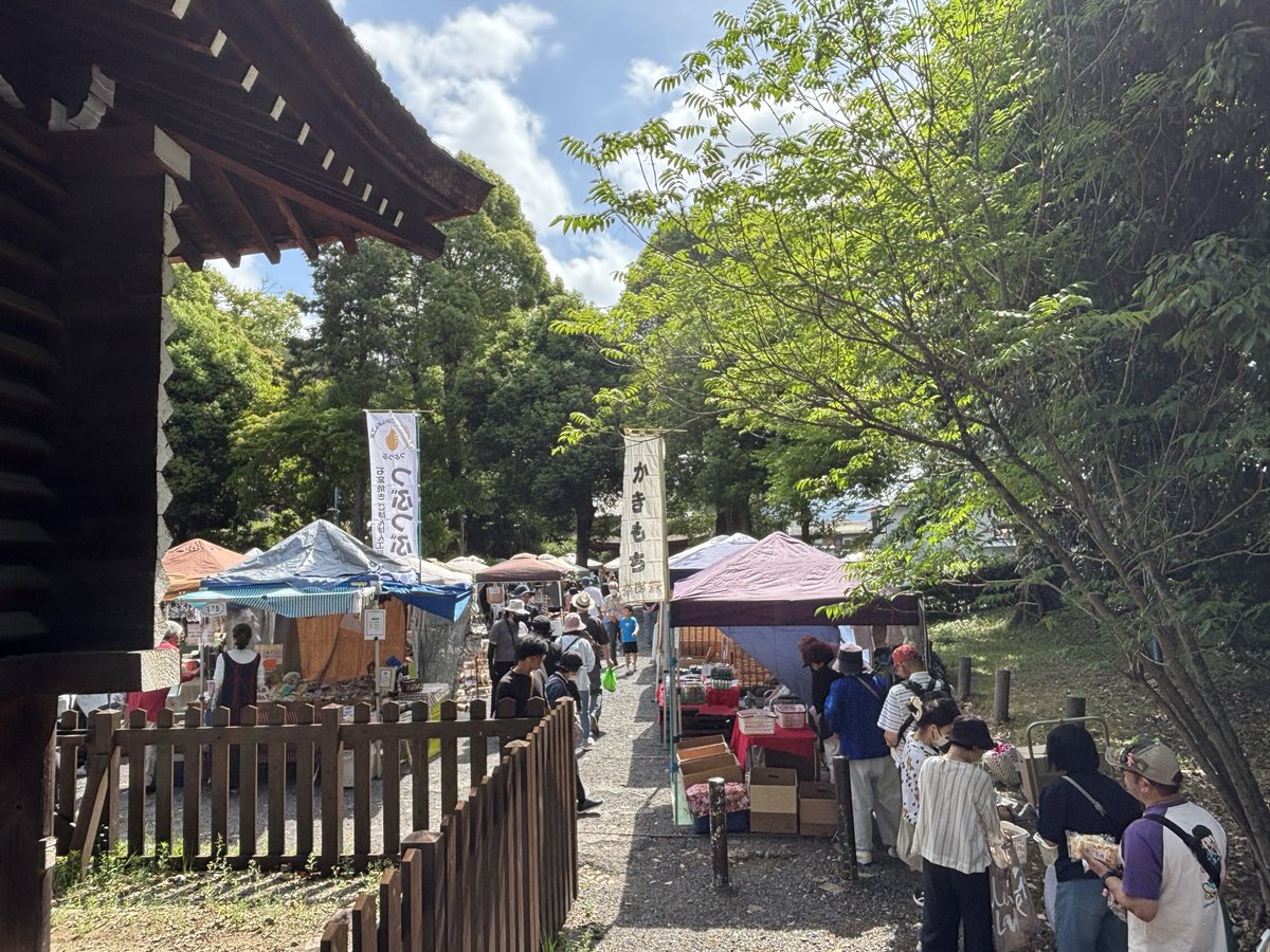 craft_kyoto's tweet photo. ▶本日、2026年5月24日(日)
京都の #上賀茂神社 さん境内にて、#上賀茂手づくり市 を15時まで開催しております!!!
朝から過ごしやすいお出かけ日和、たくさんのお店が参加してくださってますので、ぜひ新緑と小川の上賀茂手づくり市まで遊びに来てください♪
https://t.co/7q6CL0TB3M https://t.co/05MkwmOqx6