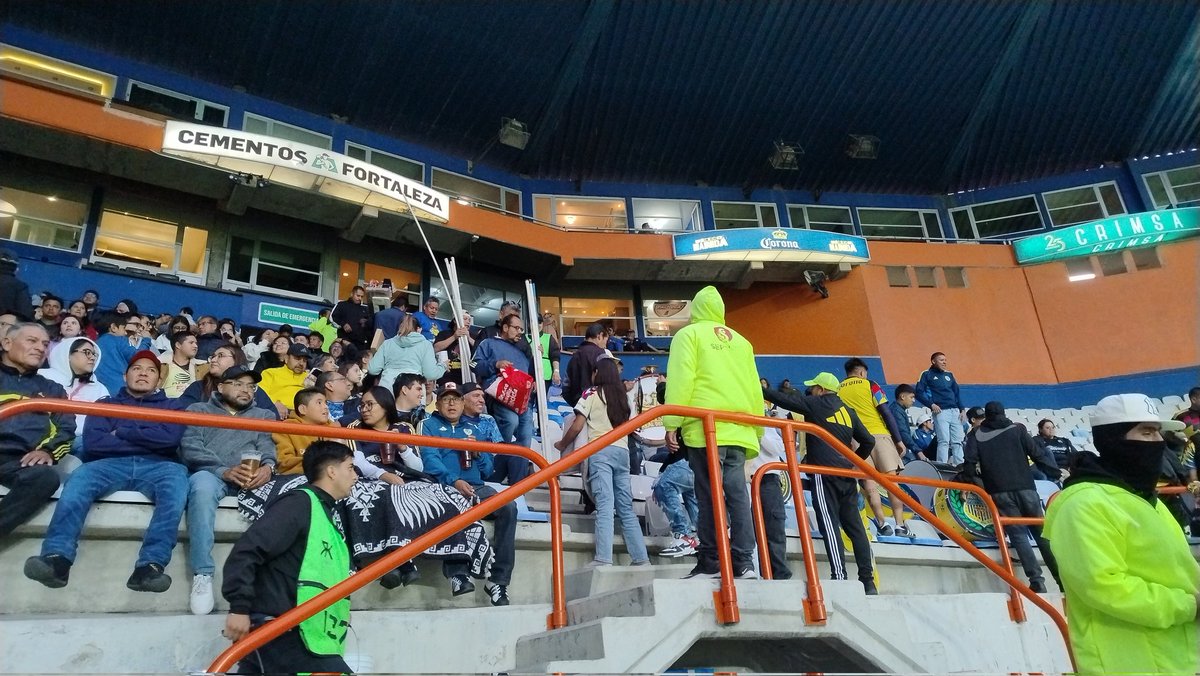 _Estradatos's tweet photo. Empieza a llegar parte de la porra del Amรฉrica (misma que estuvo el pasado miรฉrcoles) para la final de la Copa de Campeones #ConcacafW
Asimismo, ha llegado mรกs aficiรณn en parte por la hora y tambiรฉn por lo que estรก en juego https://t.co/M4ai7NC3DB