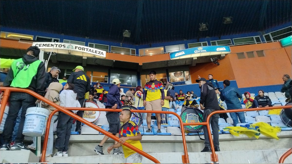 _Estradatos's tweet photo. Empieza a llegar parte de la porra del Amรฉrica (misma que estuvo el pasado miรฉrcoles) para la final de la Copa de Campeones #ConcacafW
Asimismo, ha llegado mรกs aficiรณn en parte por la hora y tambiรฉn por lo que estรก en juego https://t.co/M4ai7NC3DB
