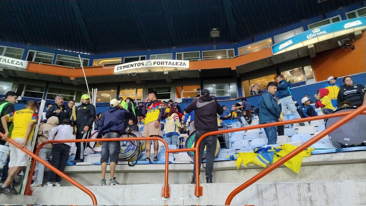 _Estradatos's tweet photo. Empieza a llegar parte de la porra del Amรฉrica (misma que estuvo el pasado miรฉrcoles) para la final de la Copa de Campeones #ConcacafW
Asimismo, ha llegado mรกs aficiรณn en parte por la hora y tambiรฉn por lo que estรก en juego https://t.co/M4ai7NC3DB