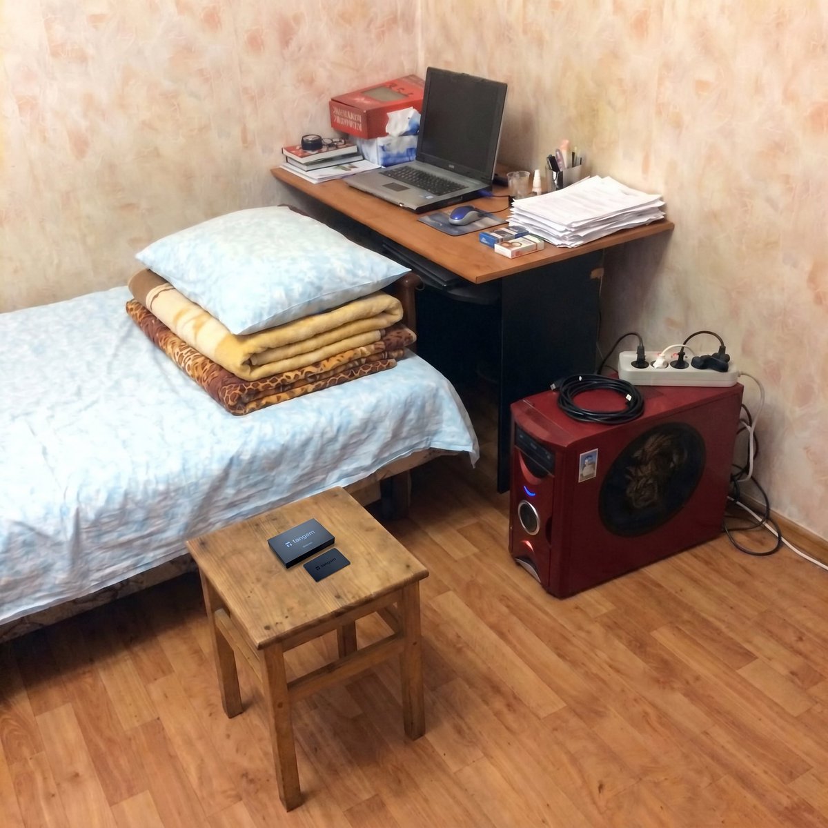 rcxdata's tweet photo. El otro día me llamó mi mejor amigo desesperado porque no encontraba el papel con las 24 palabras de su wallet. Fui a su casa a darle una mano y cuando abrí la puerta casi vomito. Su cuarto era un depósito de basura 

Imagínate buscar un papelito arrugado entre montañas de basura, platos sucios, cables y cajas vacías. Pasamos tres horas revolviendo ese basurero con una ansiedad tremenda, pensando que todos sus ahorros de años se habían ido a la basura por un simple descuido

después de ordenar todo ese desorden obviamente no consiguió nada y aprendió una valiosa lección que depender de un papel puede hacerte perder todo un esfuerzo por eso uso tangem

Le saqué mi tarjetita de la cartera para que viera la diferencia. Le mostré que mi plata está a salvo ahí sin cables ni dramas y que se gestiona directo con el móvil. Le cambió la cara por completo al ver lo fácil que es

-Olvídate para siempre de esconder papeles con frases semilla
-Tu plata segura en una tarjeta que llevas siempre contigo
-Sin cables ni misterios, se gestiona en un segundo con el móvil

Si la seguridad de todo tu patrimonio depende de un trozo de papel perdido en tu cuarto, en verdad estás a una limpieza a fondo de perderlo todo