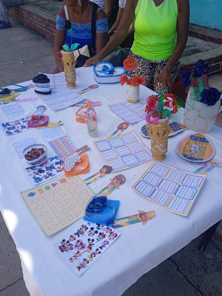 cc_caney's tweet photo. El Caney vibra cada sábado.  
El payaso Macarrones despierta risas, y los artesanos locales iluminan con su talento en “La magia de tus manos”.  La cultura se convierte en alegría compartida. 
#100AñosConFidel
#CubaEstáFirme
#CubaSoberana 
#SiempreSantiago https://t.co/bB75eEUZjR