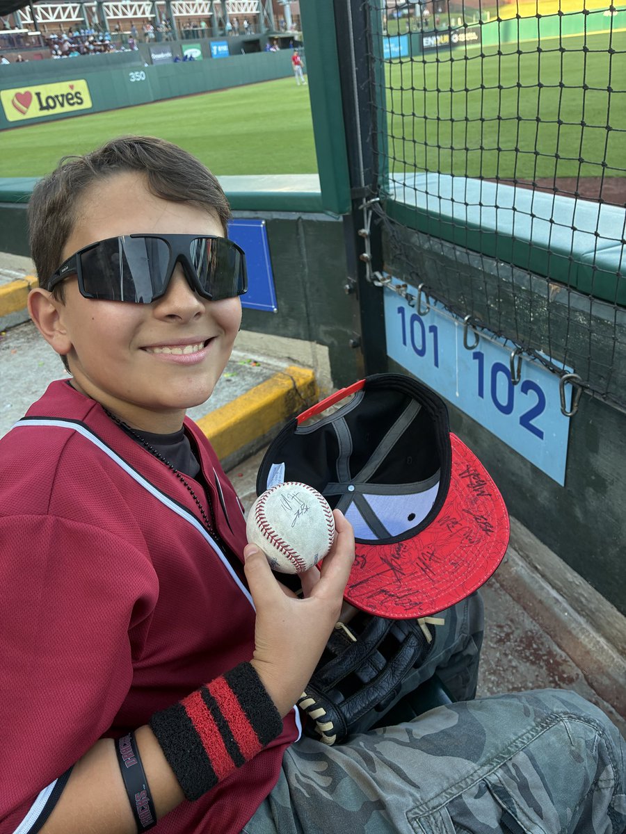 Diamondback1325's tweet photo. @Aces thanks for the autographs Ang making my son’s day! @Dbacks https://t.co/amfX4ODpTm