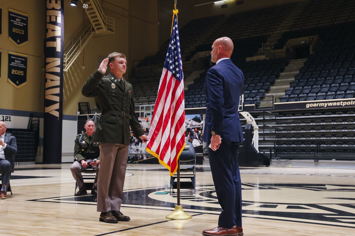 ArmyWP_MBB's tweet photo. Congrats to some of the newest 2LTs, Jorn Everson, Jackson Mayo and Chanse Perkins! 👏👏👏

#TTD || #GoArmy https://t.co/TJJaGJ6Wdh