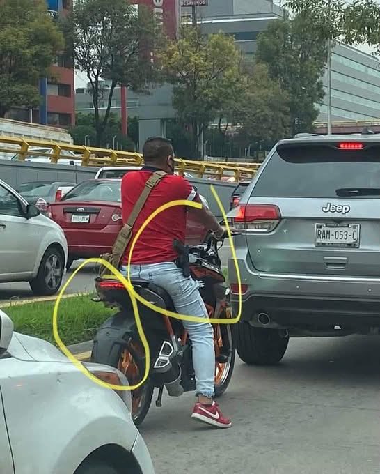 Katenene2013's tweet photo. A nosotros los mortales todos los documentos en regla 

A este tipo (no se  que sea) anda SIN PLACAS
SIN CASCO, DE LICENCIA ya ni hablamos 

Y ADEMÁS ARMADO

@OHarfuch @SSPCMexico 
@Claudiashein https://t.co/hoJU58ehgW