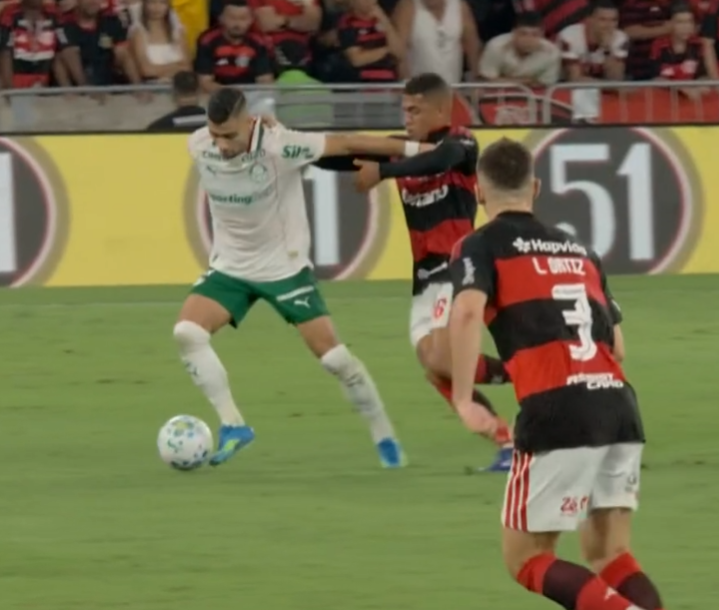 parmeramilgrau's tweet photo. O lance que o juiz deu amarelo pro Andreas Pereira e tirou ele do próximo jogo, Samuel Lino já pode ir pro Oscar ano que vem https://t.co/ljI3no33H9