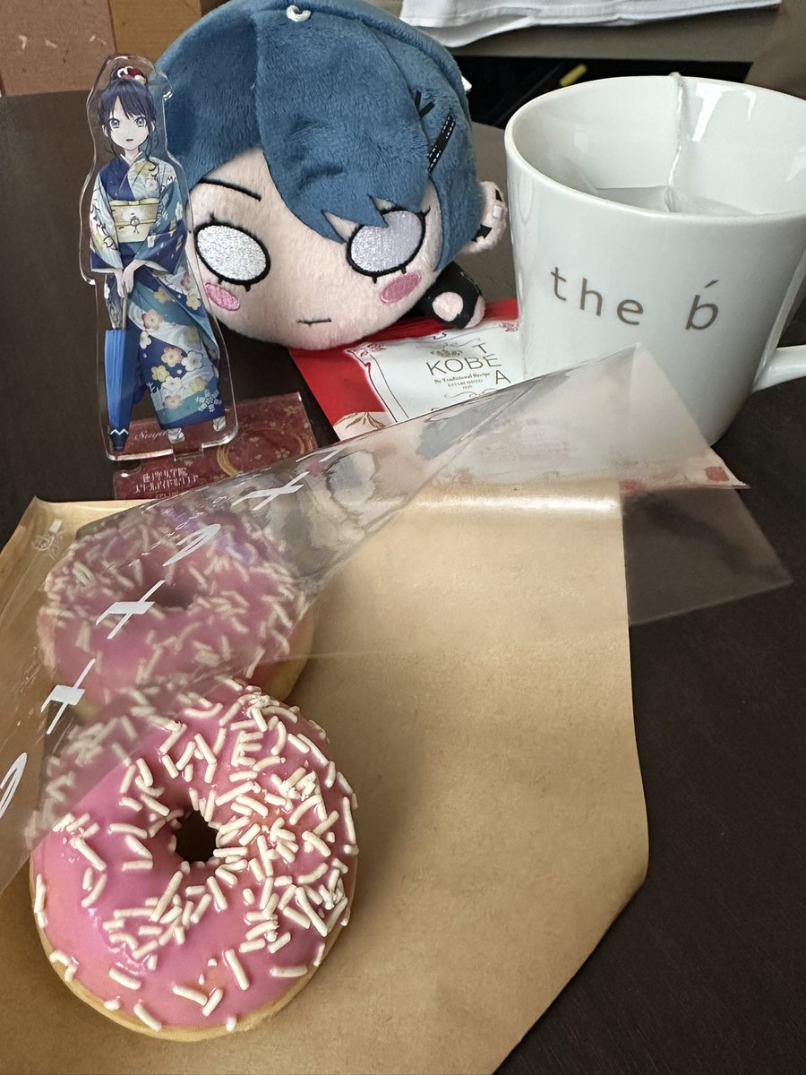 htate707's tweet photo. 昨夜のお宿はthe b 神戸
駅から徒歩圏内で便利なホテルでした。
ウェルカムコーヒーだけで無く、ウェルカムドーナツ🍩！
これは良かった
#theb神戸 https://t.co/9MWDFpUaMo