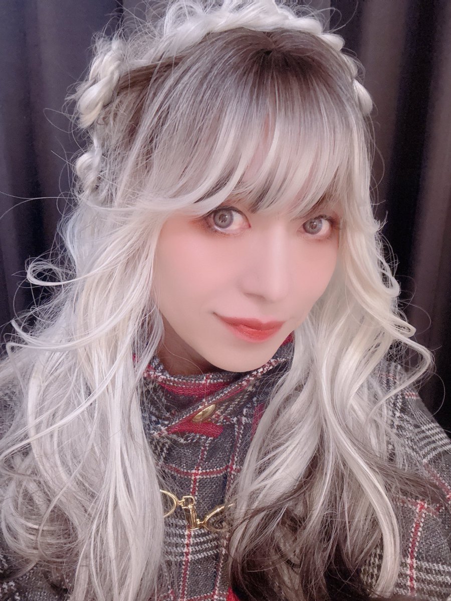 IZAM_official's tweet photo. 🌸 G Morning World.🌎✨

年内最後のワンマンライヴ❗️
早いけどワンマンライヴは夏で年内はラストになります🥺来年までおあずけ🫸🐕

8/29（土）渋谷でのアニバーサリーワンマンライブでは新しいSHAZNAの音を３曲は届けるから愛に、観に来て欲しいなっ😁🌸
アニバーサリーライヴでのグッズも新しいのあるよ🎁
⏬

🌸お好きなメンバーと、
2 shot チェキ　⚠️夜公演時のみ
🌸ランダム最新チェキ　※昼公演で販売。無くなり次第終了。
🌸フォンタブ
🌸ランダムホログラムカード

🎟️チケット🎫一般発売は
⚠️７日後…
5月30日 (土) 10:00 発売開始❗️

🎫チケットはコチラから⏬
■イープラス：https://t.co/fCwZhPfXdS
■ローソンチケット：https://t.co/95fMoeVFKm

⚠️残席とっても少なくなっているのでお早めに❣️

今年はそれ以外にもツーマンライヴスケジュール全て出してるけど、もしかしたら…もう…一本…追…