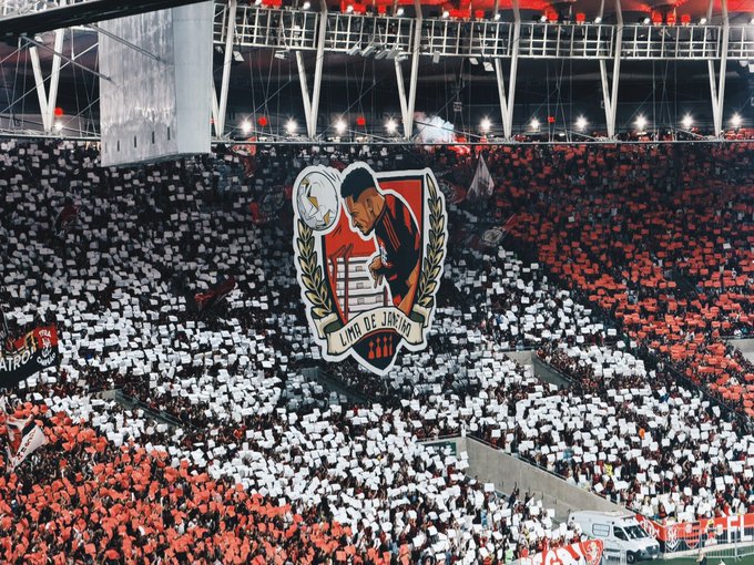 OCantoOficial's tweet photo. "Primeiro tetr4", "Lima de Janeiro", "no Brasil, quem tem mais tem quatro!"

Jogo entre Flamengo e Palmeiras e os rubro-negros não perderam a oportunidade da corneta aos alviverdes pela final da Libertadores em Lima, através de mosaico, 3D do gol do Danilo e a faixa gigante da Raça.