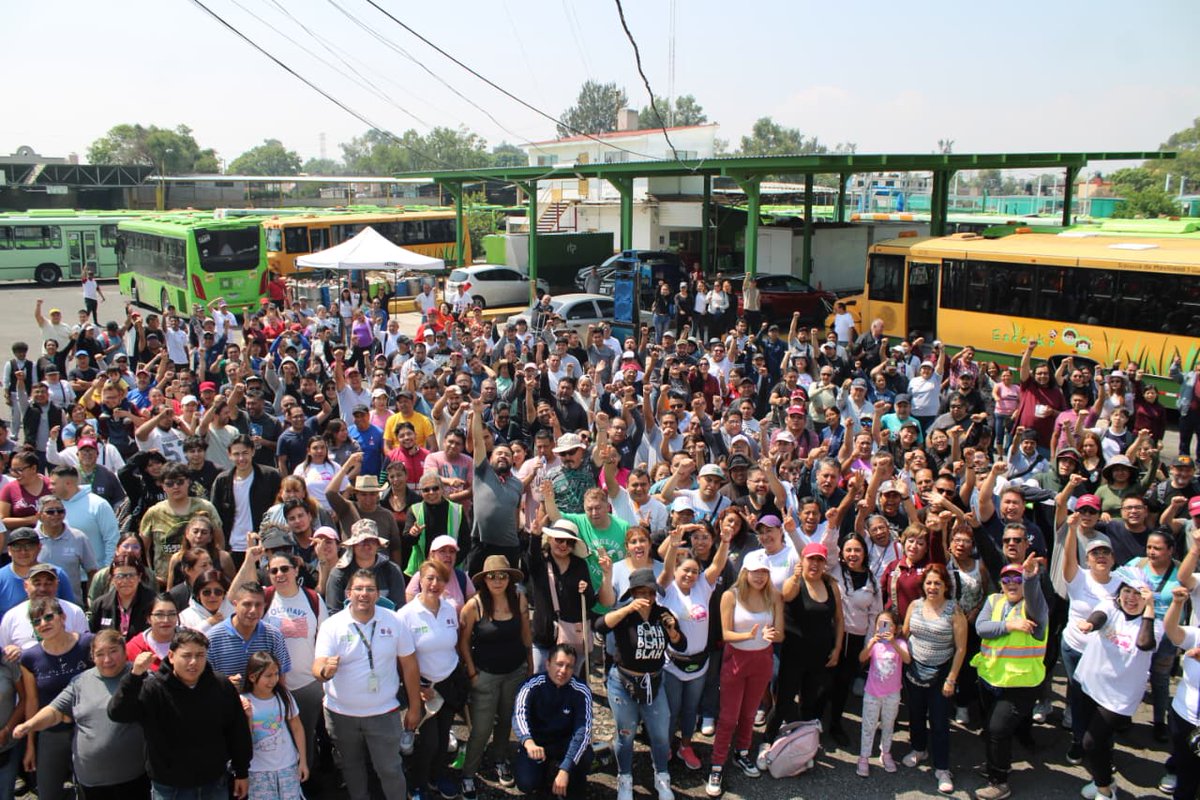 RTP_CiudadDeMex's tweet photo. 💚🚍 La transformación se construye con todas y todos.

Hoy, en el Módulo Operativo 5 de #MIRTP, en Gustavo A. Madero, más de 300 trabajadores y vecinos participaron en una Jornada Comunitaria para mejorar nuestras instalaciones. https://t.co/KVhPRVmLaR