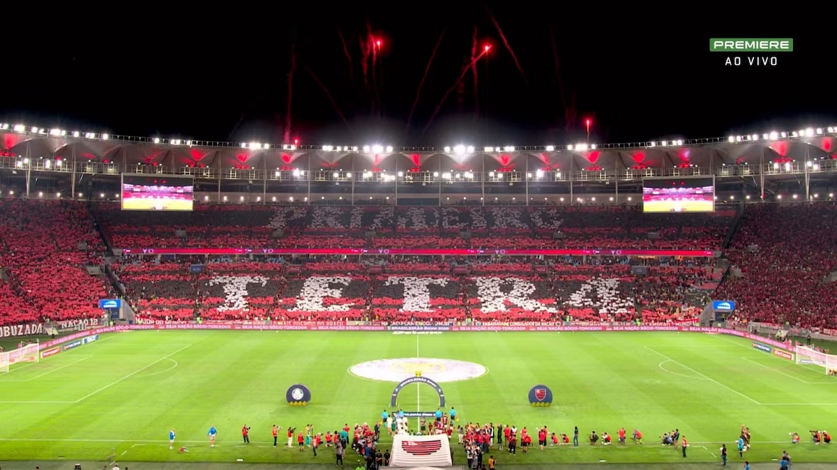 OCantoOficial's tweet photo. "Primeiro tetr4", "Lima de Janeiro", "no Brasil, quem tem mais tem quatro!"

Jogo entre Flamengo e Palmeiras e os rubro-negros não perderam a oportunidade da corneta aos alviverdes pela final da Libertadores em Lima, através de mosaico, 3D do gol do Danilo e a faixa gigante da Raça.