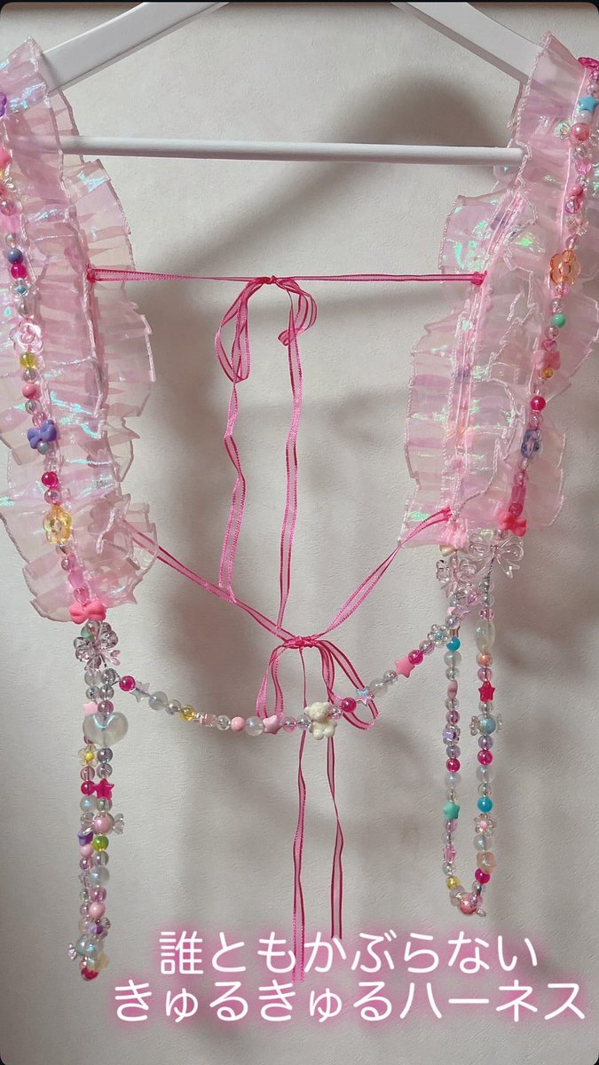 miracleapple104's tweet photo. ヘッドドレス、ベルトスカート
→6%DOKIDOKI

リボンブラウス、スパンコールスカート、ネックレス、ピアス
→SHEIN

ビスチェ
→candy stripper

ハーネス
→ハンドメイド自作

ソックス
→WEGO

シューズ
→デモニア

手作りですか？と聞かれたけど
作ったのはハーネスだけで
ずっと愛用してます🎀 https://t.co/xAiRAWe9UF
