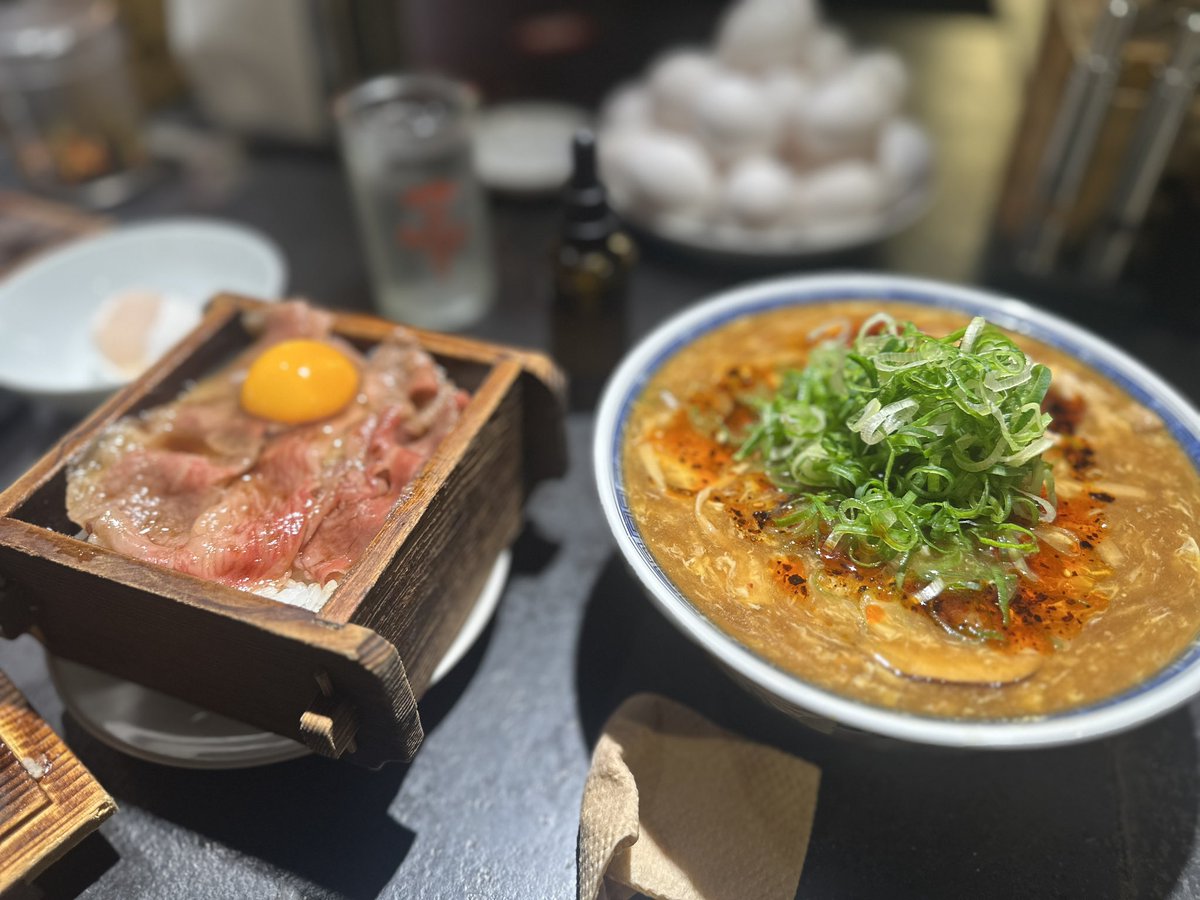 E8B2cy's tweet photo. 今週は新宿で遊んでました٩( ‘ω’ )و

GG新宿では、
ラック禁止らしく、
不器用ながらチップ積んで遊んでる時間がなんか楽しかった（笑）

朝3時までリングして、
5時間だけ仮眠してシャワー浴びて、
今から茨城戻って午後から仕事頑張る💪

あと、
「ダメな隣人」のラーメンめちゃ美味かった🍜 https://t.co/TyXSQOAj0E