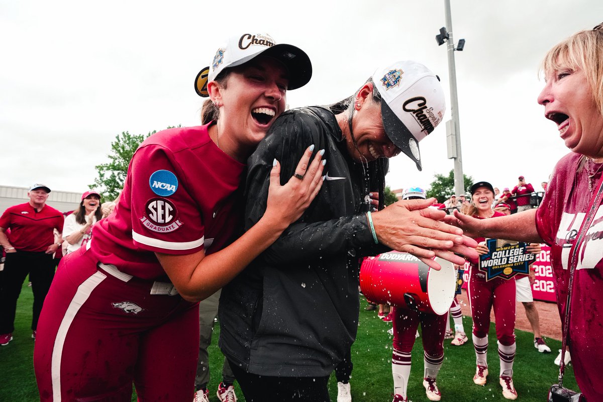 RazorbackSB's tweet photo. This rain doesn’t need a weather delay ☔️ https://t.co/YvS8xzNXxA