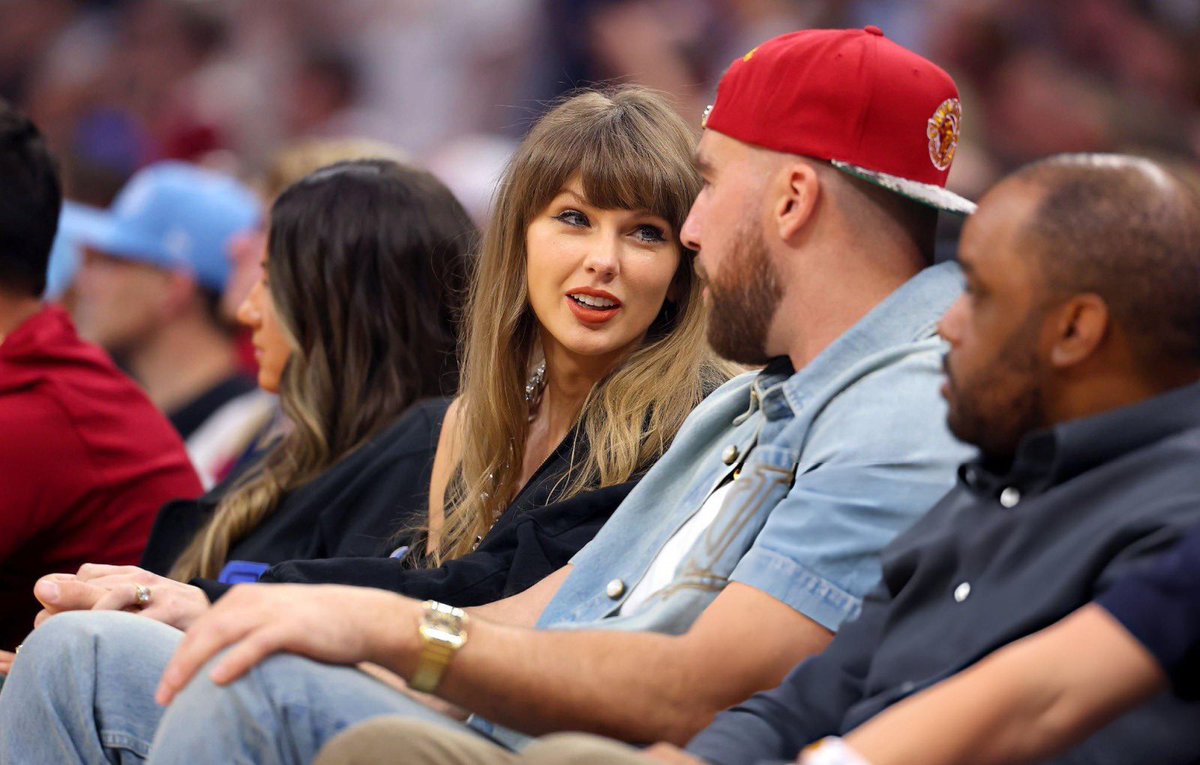 taylorswiftbr's tweet photo. 🚨 PERFEITOS!

Taylor Swift e Travis Kelce na Eastern Conference Finals, em Ohio. https://t.co/QxIW3ETGJu