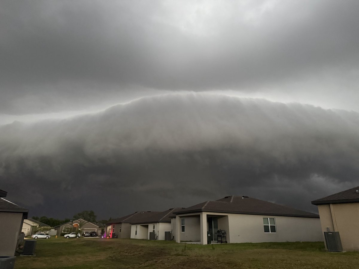 bdisco28's tweet photo. @weatherchannel @tampabay28 @NWS @CNNweather @foxweather @weathernetwork Lakeland, Florida 
🫣 https://t.co/RVzMtI2hRb