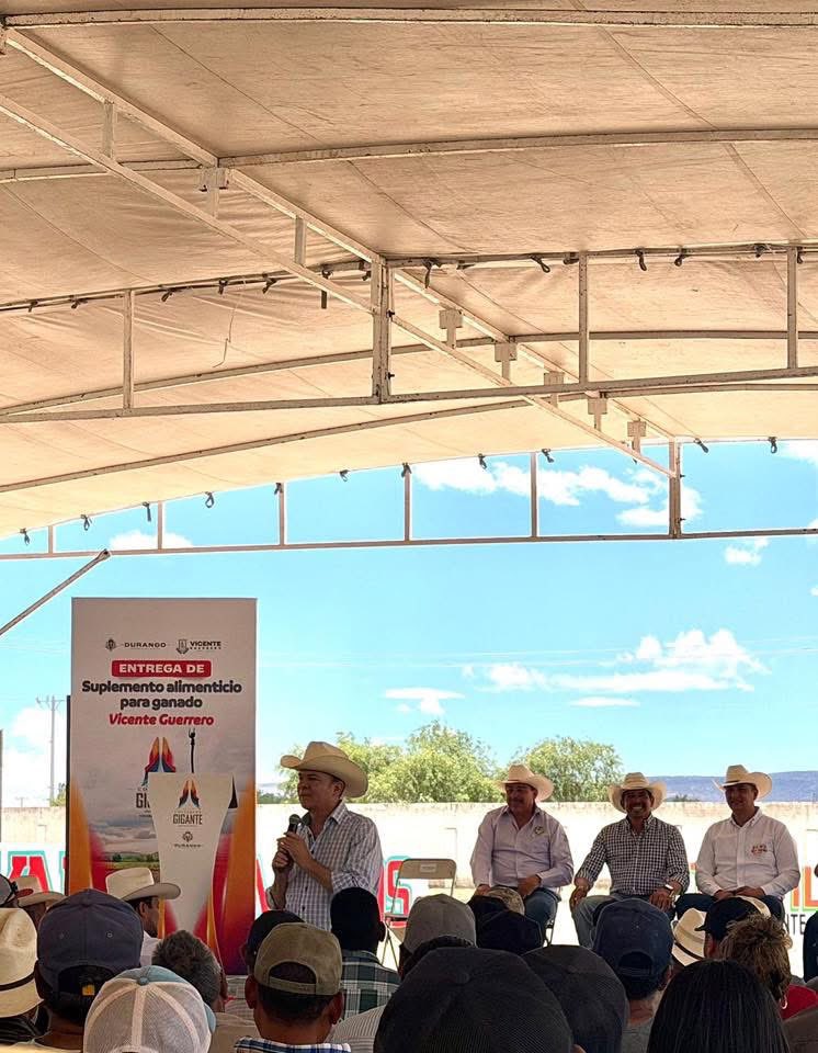 CNCDurango's tweet photo. Continuando con las buenas noticas por parte de nuestro Gobernador @EVillegasV, se entregó suplemento alimenticio para ganado en Vicente Guerrero. 🤠🐂🐄🌾

Ahí,nuestro Dirigente @tonomorales_7 Toño Morales tuvo la oportunidad de saludar al presidente Municipal César Salas. https://t.co/WwnLbVrvI9