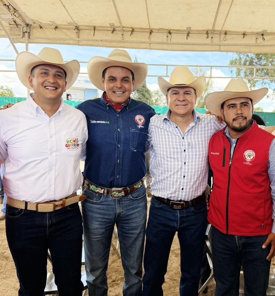 CNCDurango's tweet photo. Continuando con las buenas noticas por parte de nuestro Gobernador @EVillegasV, se entregó suplemento alimenticio para ganado en Vicente Guerrero. 🤠🐂🐄🌾

Ahí,nuestro Dirigente @tonomorales_7 Toño Morales tuvo la oportunidad de saludar al presidente Municipal César Salas. https://t.co/WwnLbVrvI9