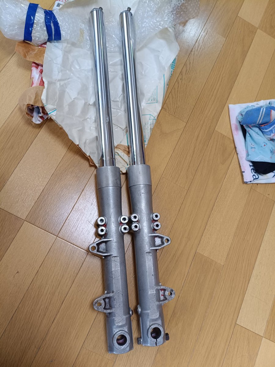 ahboss16's tweet photo. レストアはまずはフロントフォークからこのぐらいの錆びと傷、東洋硬化で再メッキはまだいいかな、ストロークには関係ない部分だし
因みにフロントフォークバラしたことはありませ。素人で可能かなOH https://t.co/42m4ffAUJI