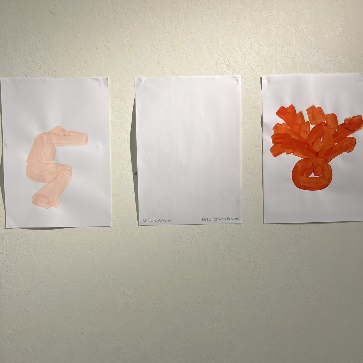 gorikichi's tweet photo. 編集した『半分の半分の半分』の装画の佐貫絢郁さんの展示を観てきた。この週末POP UPのSA THÉ SA THÉカフェの奥で。

寝転んだり走ったりわからんポーズだったり…佐貫さんの絵はつよくて楽しくてやさしい！ https://t.co/3wFD5Kgc2O