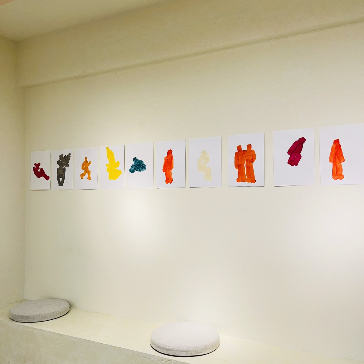 gorikichi's tweet photo. 編集した『半分の半分の半分』の装画の佐貫絢郁さんの展示を観てきた。この週末POP UPのSA THÉ SA THÉカフェの奥で。

寝転んだり走ったりわからんポーズだったり…佐貫さんの絵はつよくて楽しくてやさしい！ https://t.co/3wFD5Kgc2O