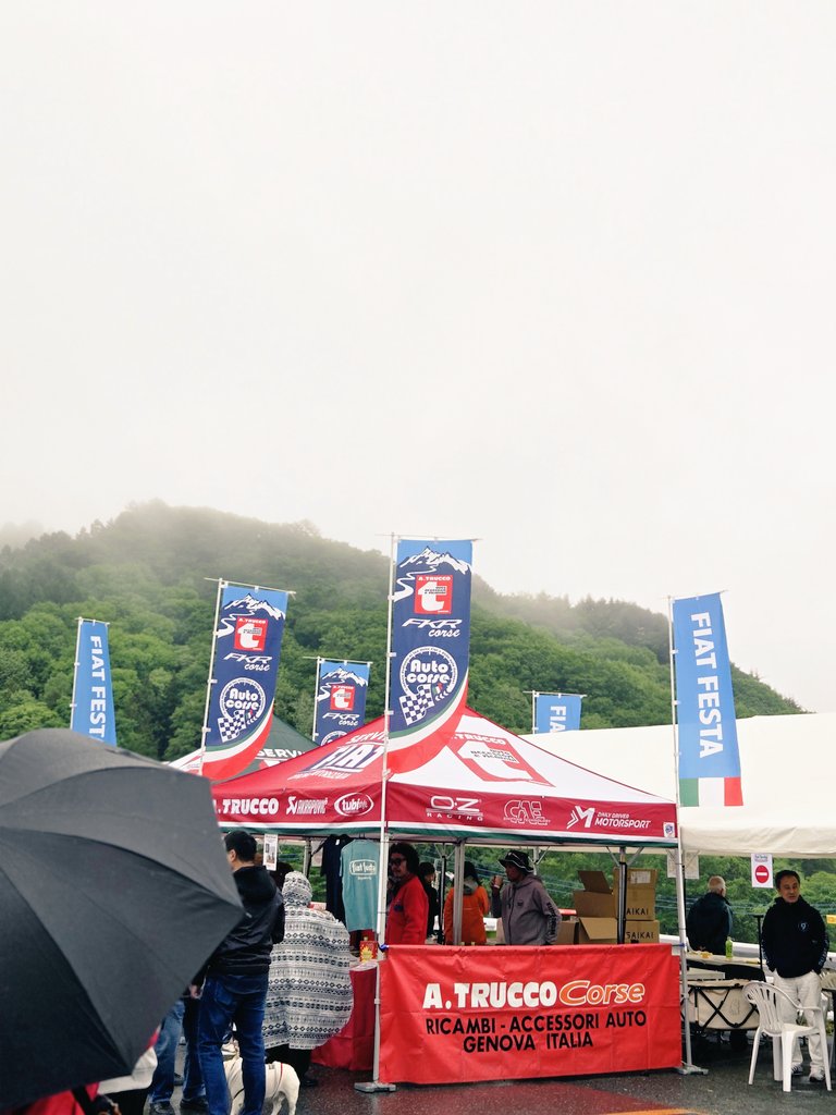 STELLA__custom's tweet photo. 冷たい雨の中会場の熱気は上がってきました！

#FIATFESTA https://t.co/KzFfu5Arvt