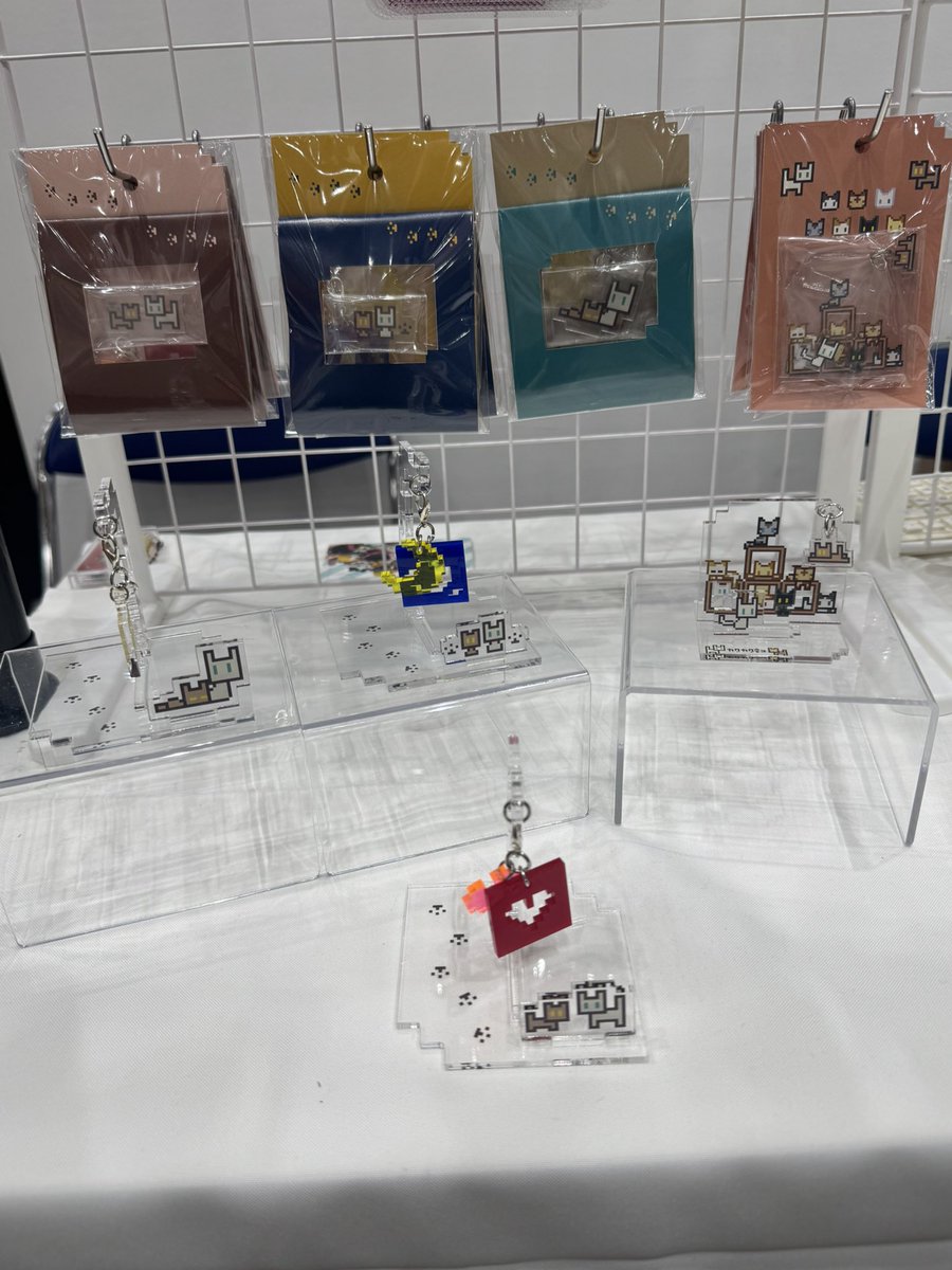 ブラブラチャームが揺れてキラキラ。アクリルスタンド。 #デザフェス63