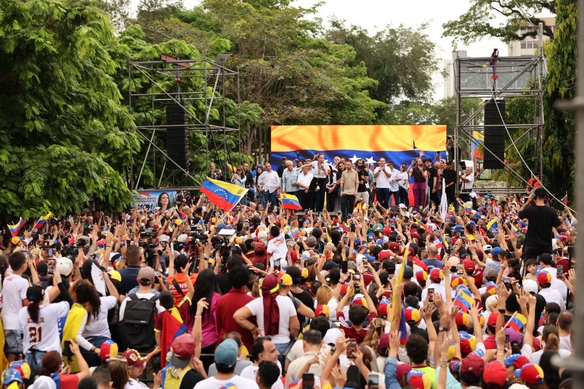 PieroMaroun's tweet photo. En Panamá acompañando a María Corina Machado, junto a nuestros hermanos venezolanos de la diáspora. Democracia y libertad. 🇻🇪 https://t.co/bFFmIm8wOs