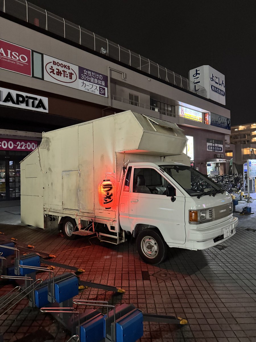 igoccyan's tweet photo. 昨日は５月だというのに、寒い一日だった。

そこでしっかりと寒さ対策と雨対策をして、戸塚駅東口の［八ちゃんラーメン］に出かけた。

今日はラーメンをいただく。
［５月は４回目］

寒いし雨が降る中でも、美味しいラーメンを作ってくださりありがたい。

来週も食べたい！🍜 https://t.co/zz1mMzvGxL