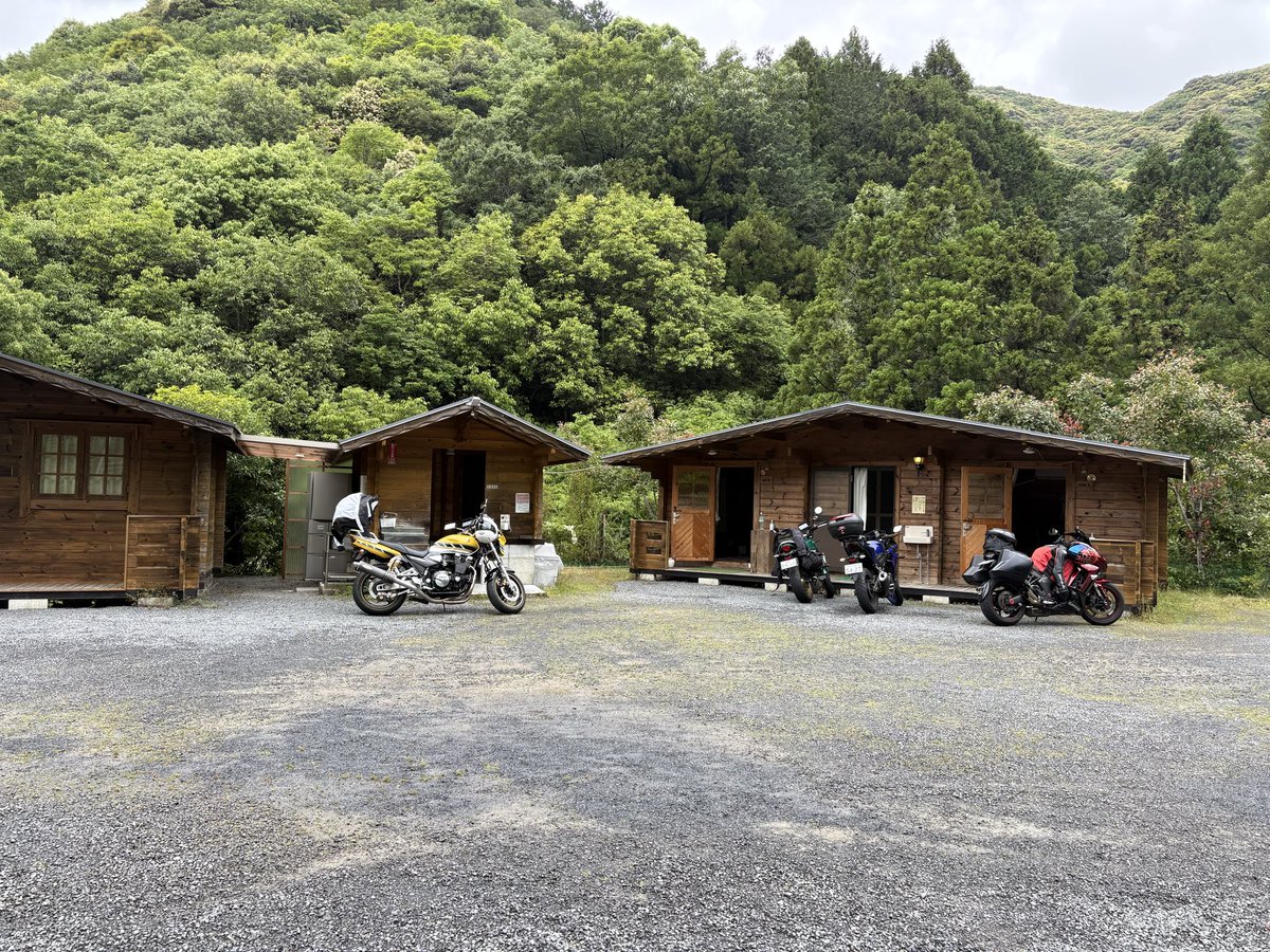 gogothisuki's tweet photo. 昨日からツーリングクラブの18人で伊勢方面にBBQツーに来てます
昨日は降らない予報だったのにしっかり雨☔️
今朝は曇り☁️走りやすそう😄 https://t.co/lolVkWT9Xg