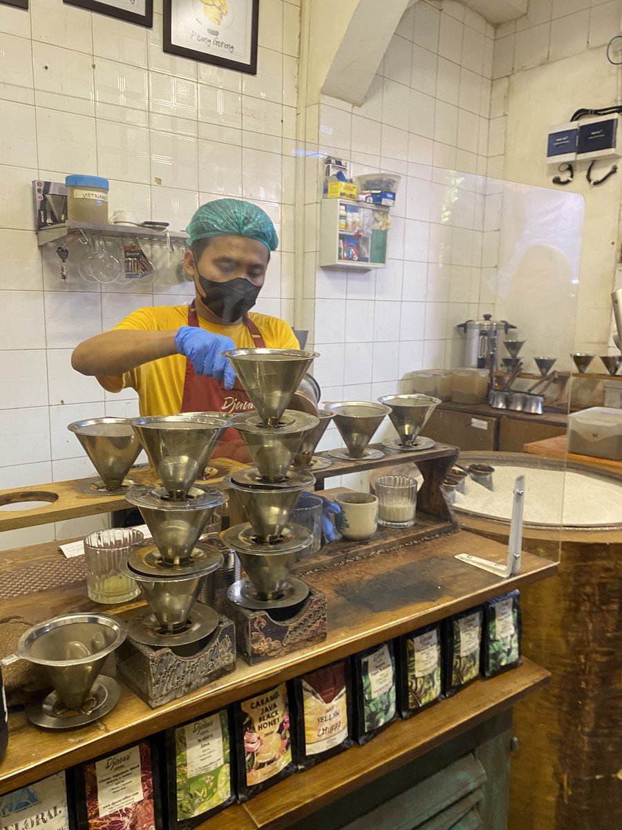maklorasin's tweet photo. 2. Djauw Coffee Glodok 
budget : 25-50k 

Cafe dengan interior tradisional Chinese di tengah2 Pasar Glodok. Cocok banget buat kalian yang suka hunting heritage cafe, dan penyuka makanan manis. Kesana jangan pas weekend rame antrinya, gerah juga tempatnya.

https://t.co/qdOwNGZMez https://t.co/eGyrfyD5e2
