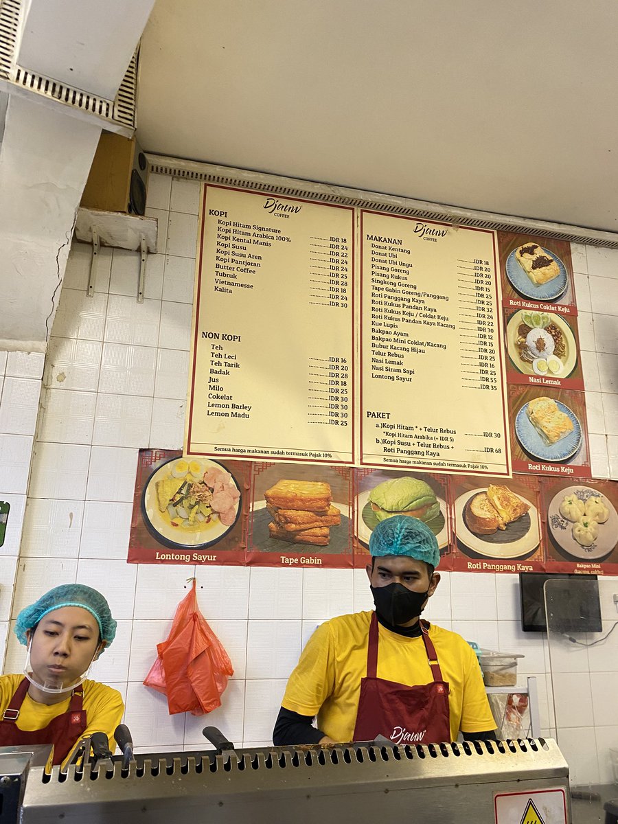 maklorasin's tweet photo. 2. Djauw Coffee Glodok 
budget : 25-50k 

Cafe dengan interior tradisional Chinese di tengah2 Pasar Glodok. Cocok banget buat kalian yang suka hunting heritage cafe, dan penyuka makanan manis. Kesana jangan pas weekend rame antrinya, gerah juga tempatnya.

https://t.co/qdOwNGZMez https://t.co/eGyrfyD5e2