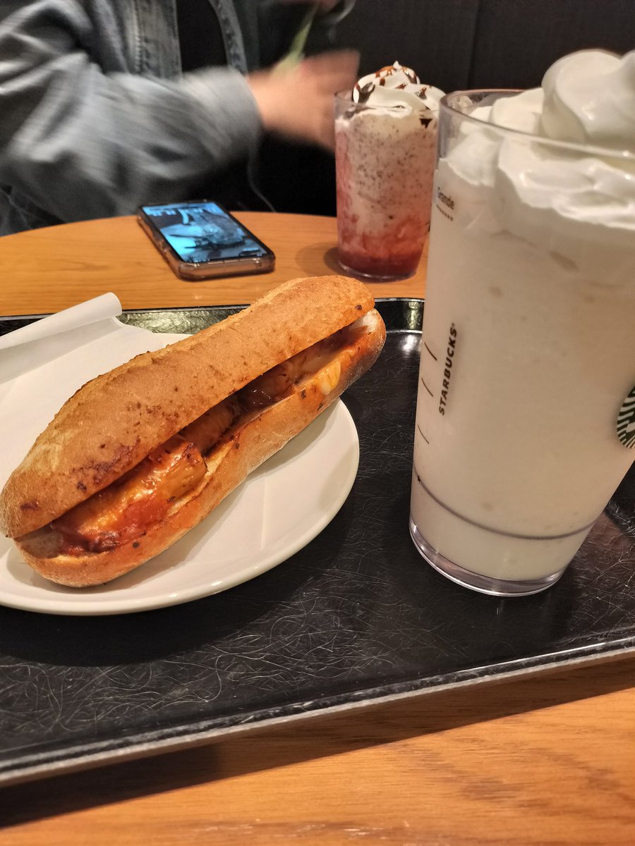 05maruko05's tweet photo. ビックサイト着きました！
とりあえず栄養補給！！ https://t.co/q09RIYVFnm