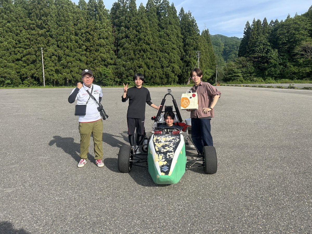 NEXT_Formula's tweet photo. 先日、試走を行いました！☀️
晴れの休日の過ごし方と言えば試走ですね😄
​今回はOBの方が駆けつけてくださり、現場も活気付きました！嬉しいお土産もいただき本当にありがとうございます！🙇‍♂️✨
​今回の結果をもとに、車両をさらに良くできるよう頑張ります！！💪

#学生フォーミュラ 
#fsae
#新潟大学 https://t.co/eOcg1qTpRP