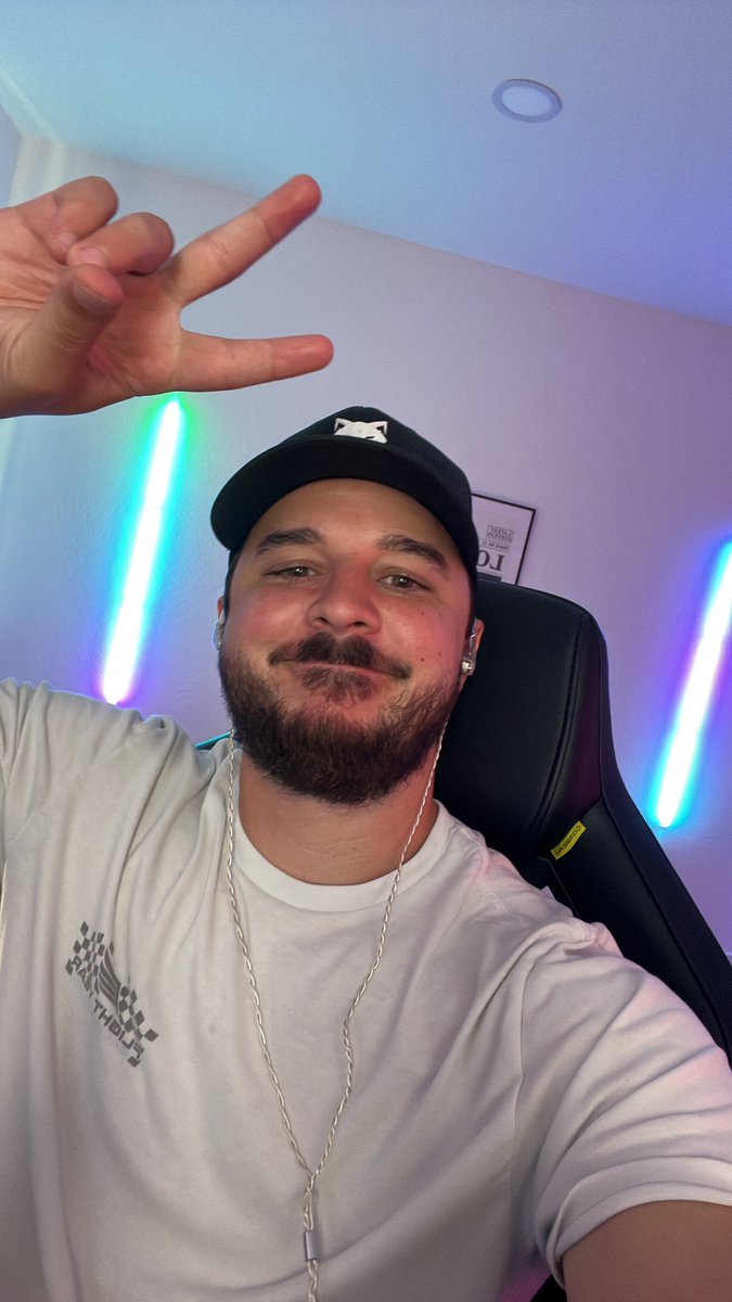 MarkClarkk tweet media