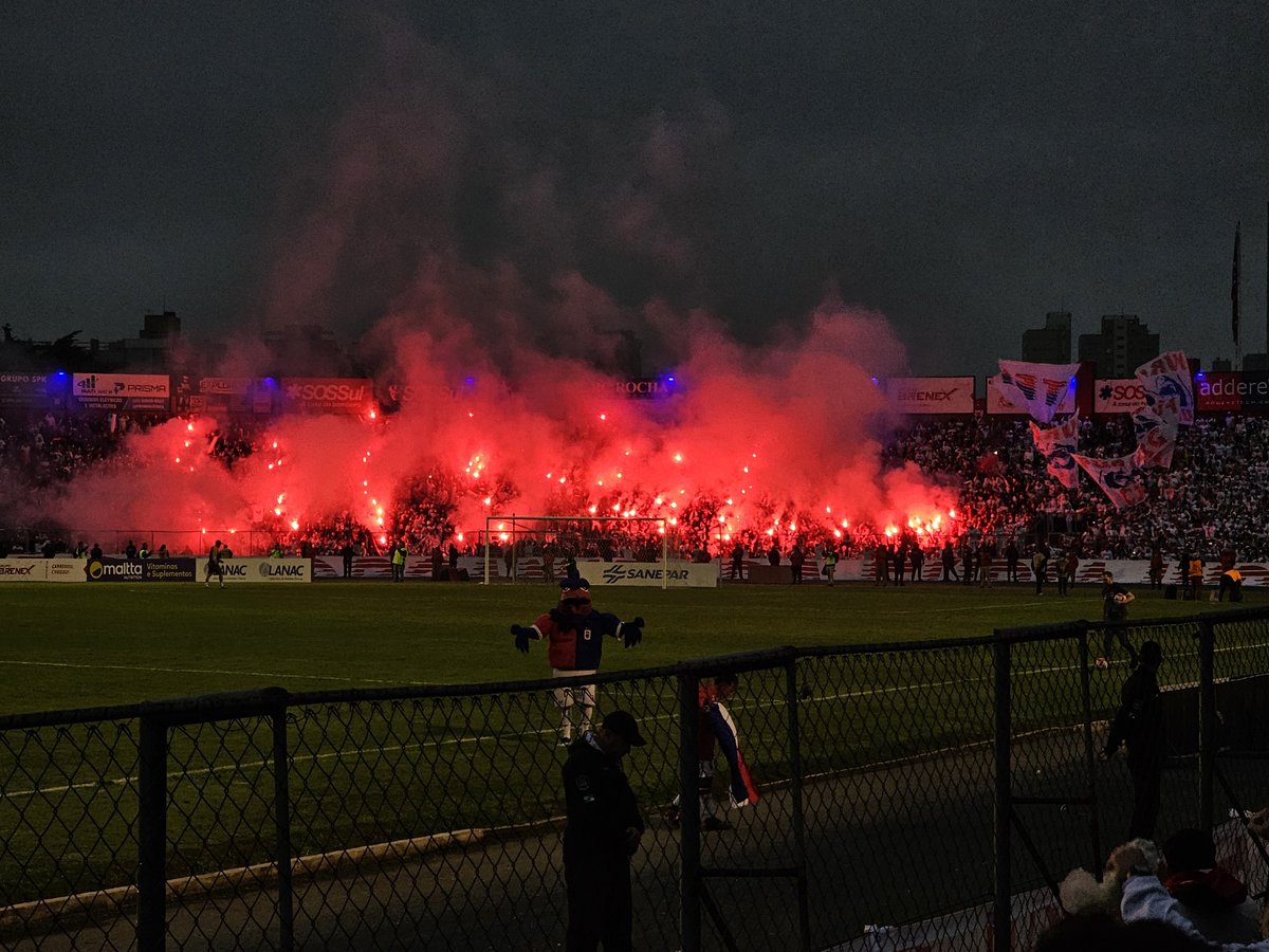 Noitedecopa's tweet photo. A U R A ! 🔴🔵🐦

A torcida do Paraná é COLOSSAL 👏

📸 @Jihad_PaRanista https://t.co/YEs32FIMnb