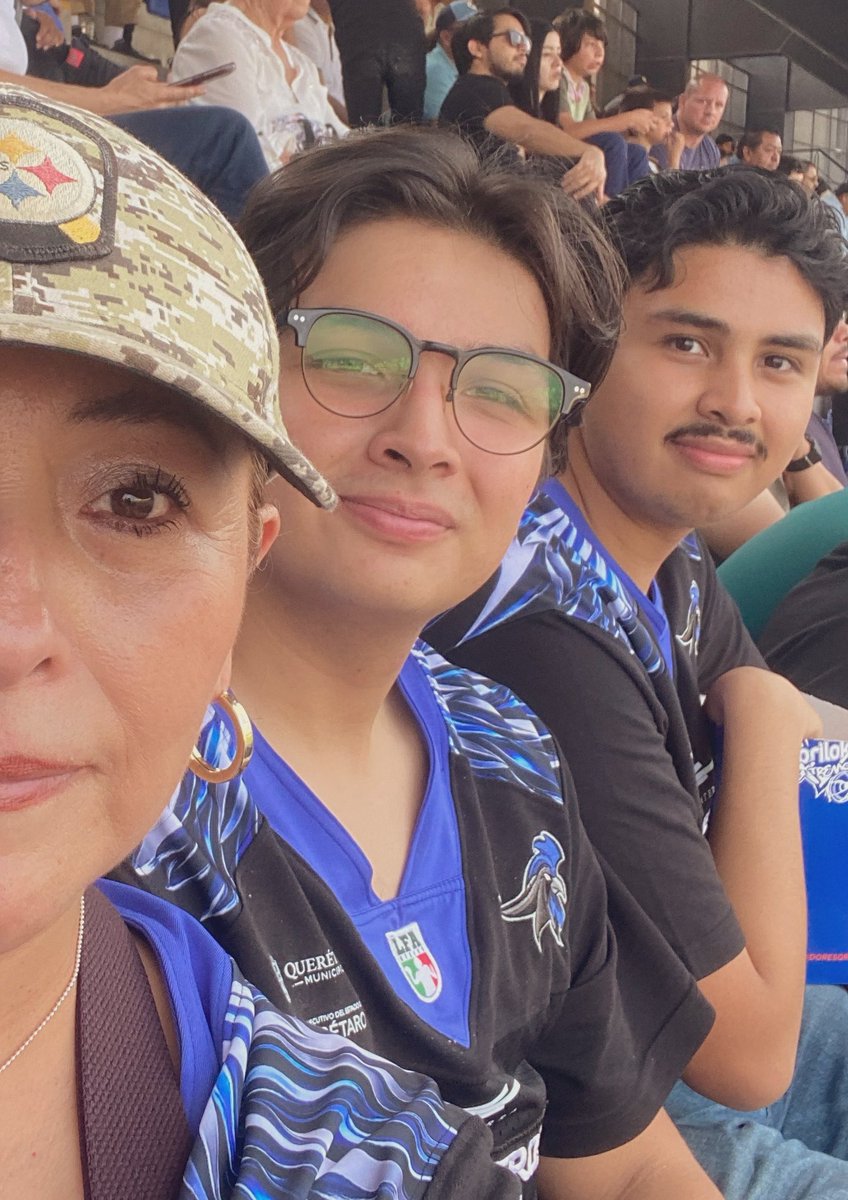 CometaHosh's tweet photo. Sí, nuestra vida en muchas ciudades, pero cada una se vuelve nuestra 💙🖤
#Steelers #GallosNegros #Queretaro 
#Dragos https://t.co/pXw8ByN6hD