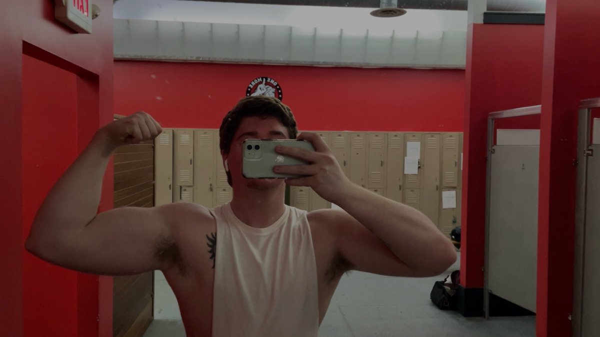 HeadlessElf13's tweet photo. On the left was me two years ago. On the right is me right now. Two different back injuries in the last four years really has made me change how I lift weights 🙃🙃 https://t.co/HfDF0s3gDG