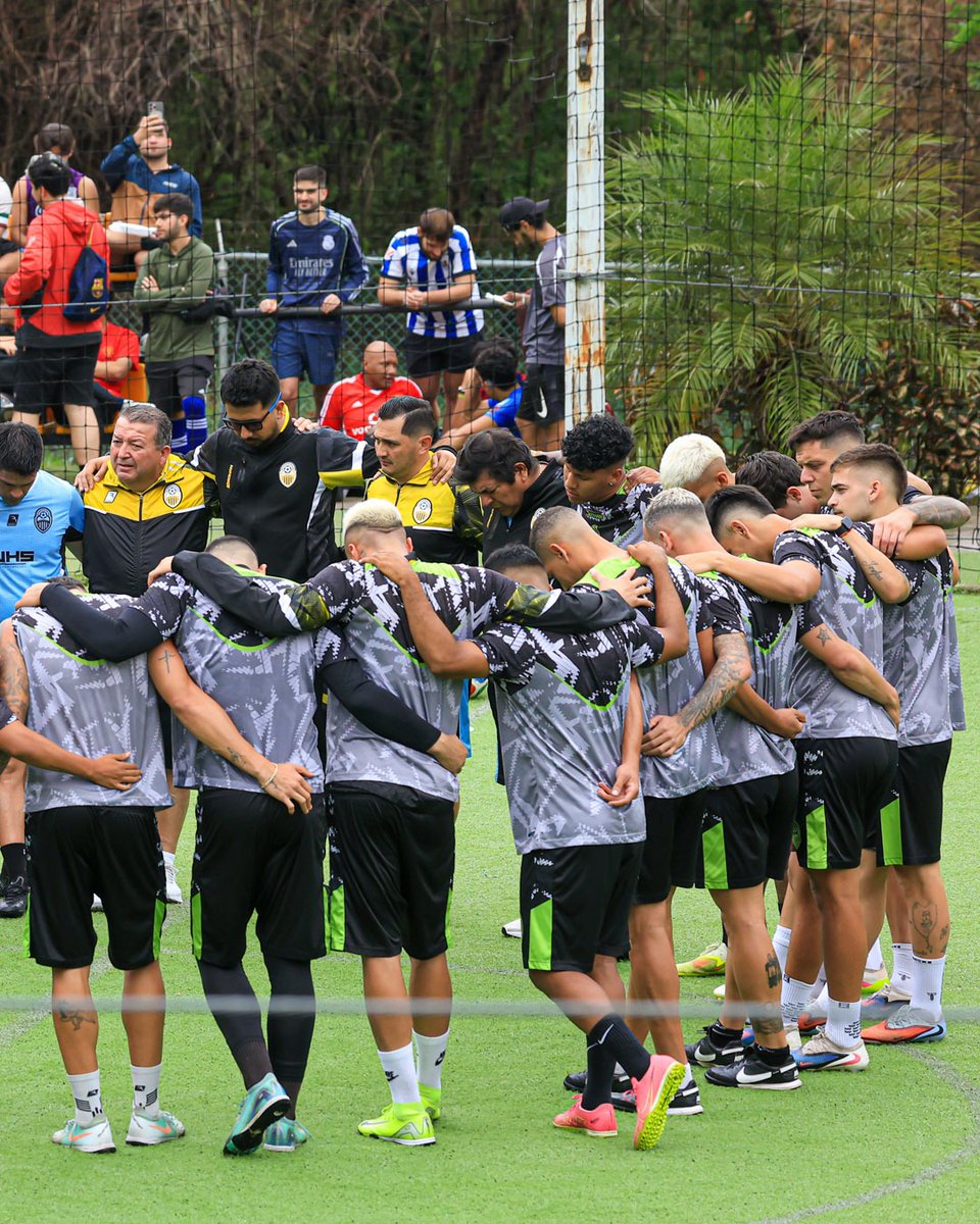 DvoTachira's tweet photo. ¡Qué ambientazo el de hoy en nuestra práctica en Valencia, con la compañía de nuestra gente, y la convicción de que mañana será un gran día! 👊

UN SOLO CORAZÓN EN EL MISAEL 🤜🤛

#VamosTáchira 💛🖤 https://t.co/YINqpK92wr